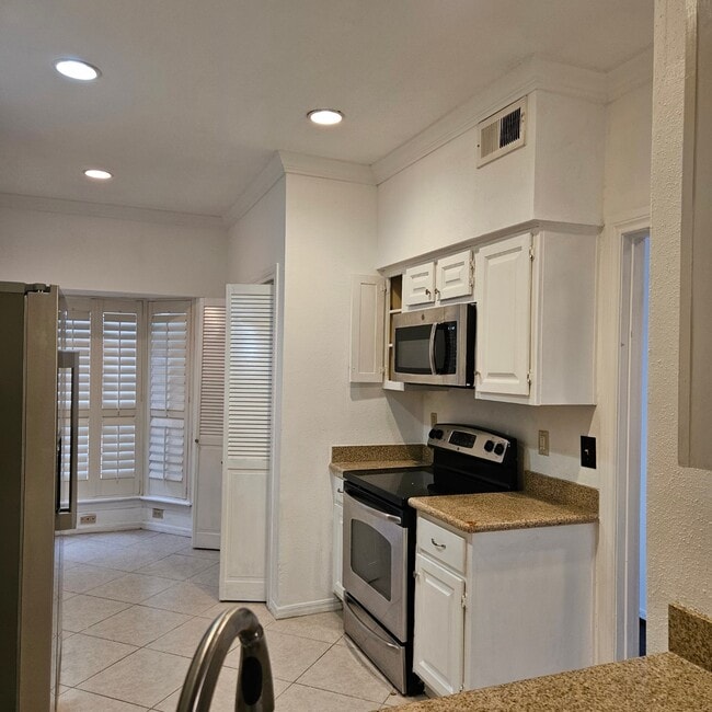 Building Photo - 712 Augusta Dr