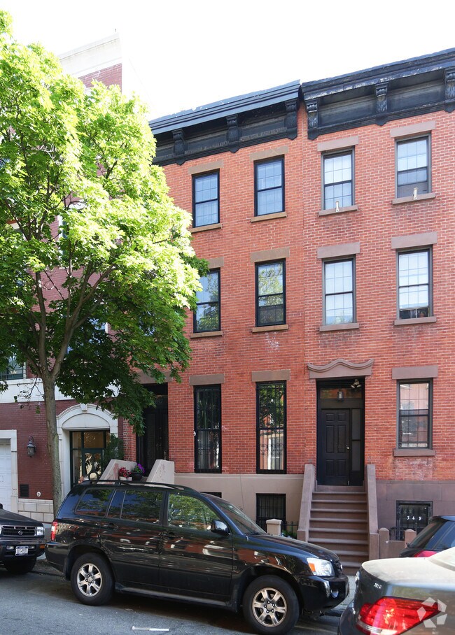 Building Photo - 347 Union St