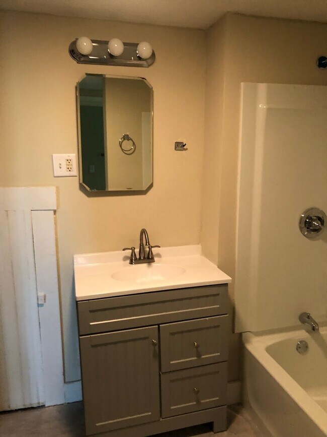 Building Photo - ROSSVILLE - 4 Bed 2 Bath