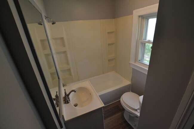 Foto del edificio - Updated, 3 bedroom, 2 bath home on treed l...