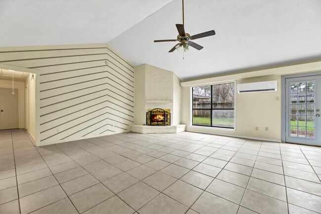 Building Photo - 9842 Pinehurst St