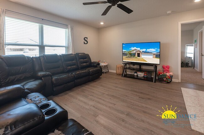 Foto del edificio - Stunning 4 Bedroom Home in Crestview! -Solar Energy!