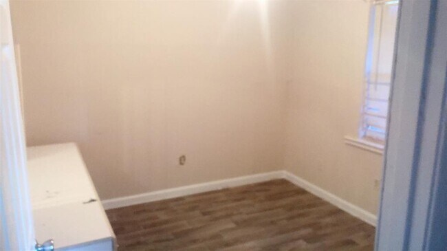 Building Photo - 5610 Dumore Dr