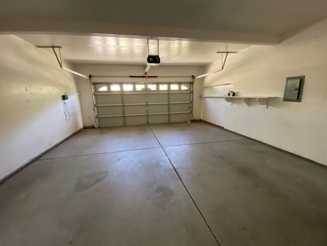 Building Photo - Spacious NW Visalia home Available Now