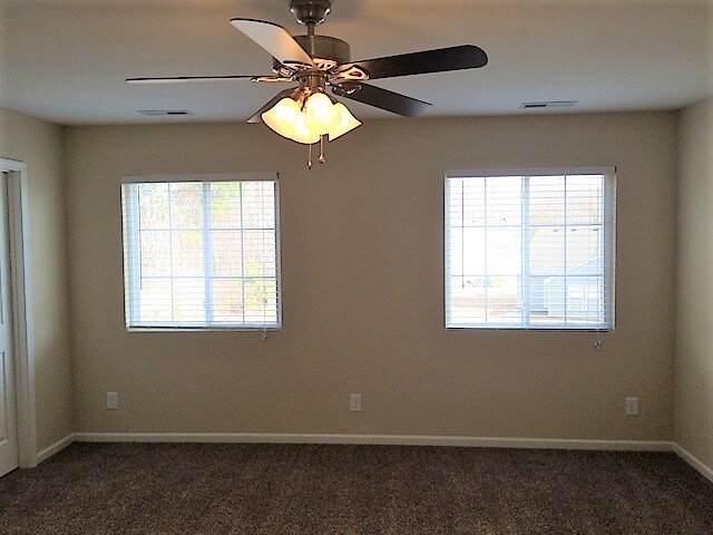 Building Photo - 107 Oak Knoll Dr