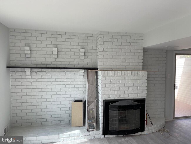 Building Photo - 16 King Henry Cir