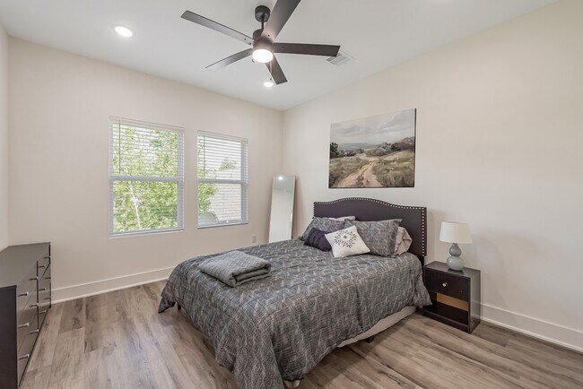 Foto del edificio - 8328 Corinth St