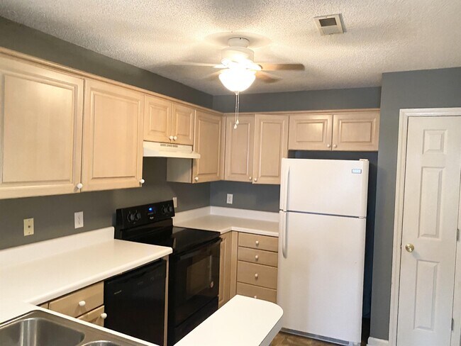 Building Photo - 114 Breezewood Dr