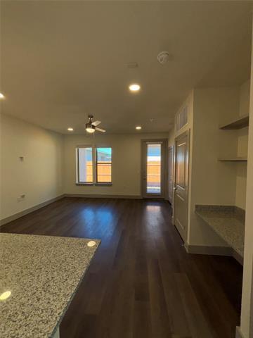 Foto del edificio - 300 Lucas Ln