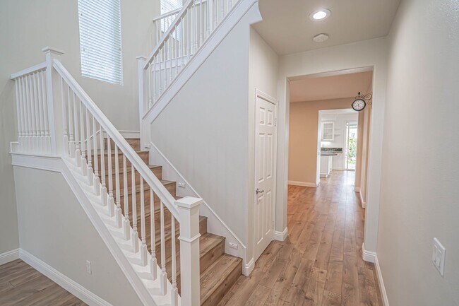 Foto del edificio - Spacious 4-Bedroom Home with Downstairs Bed/Bath & Full Community Access in Valencia!