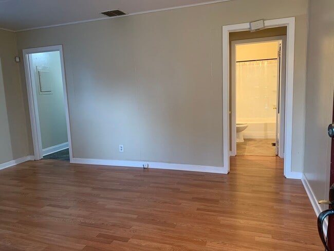 Building Photo - South end 3 Bedrooms 1 1/2 baths