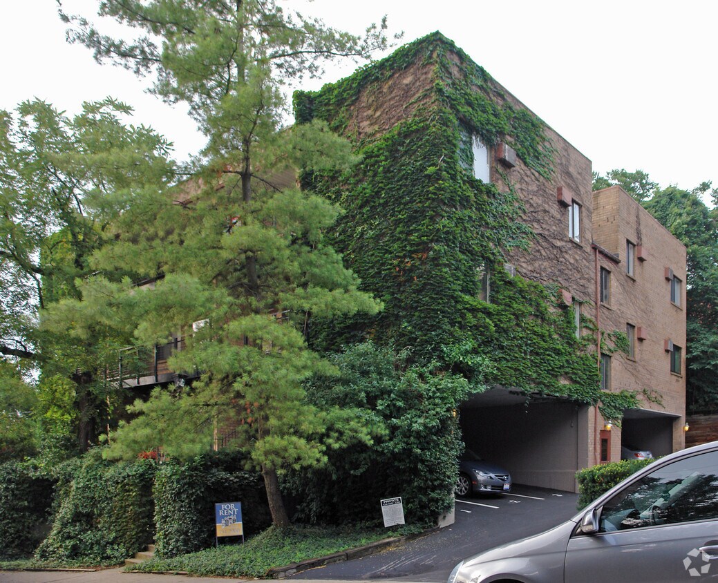 Primary Photo - 965 Paradrome St