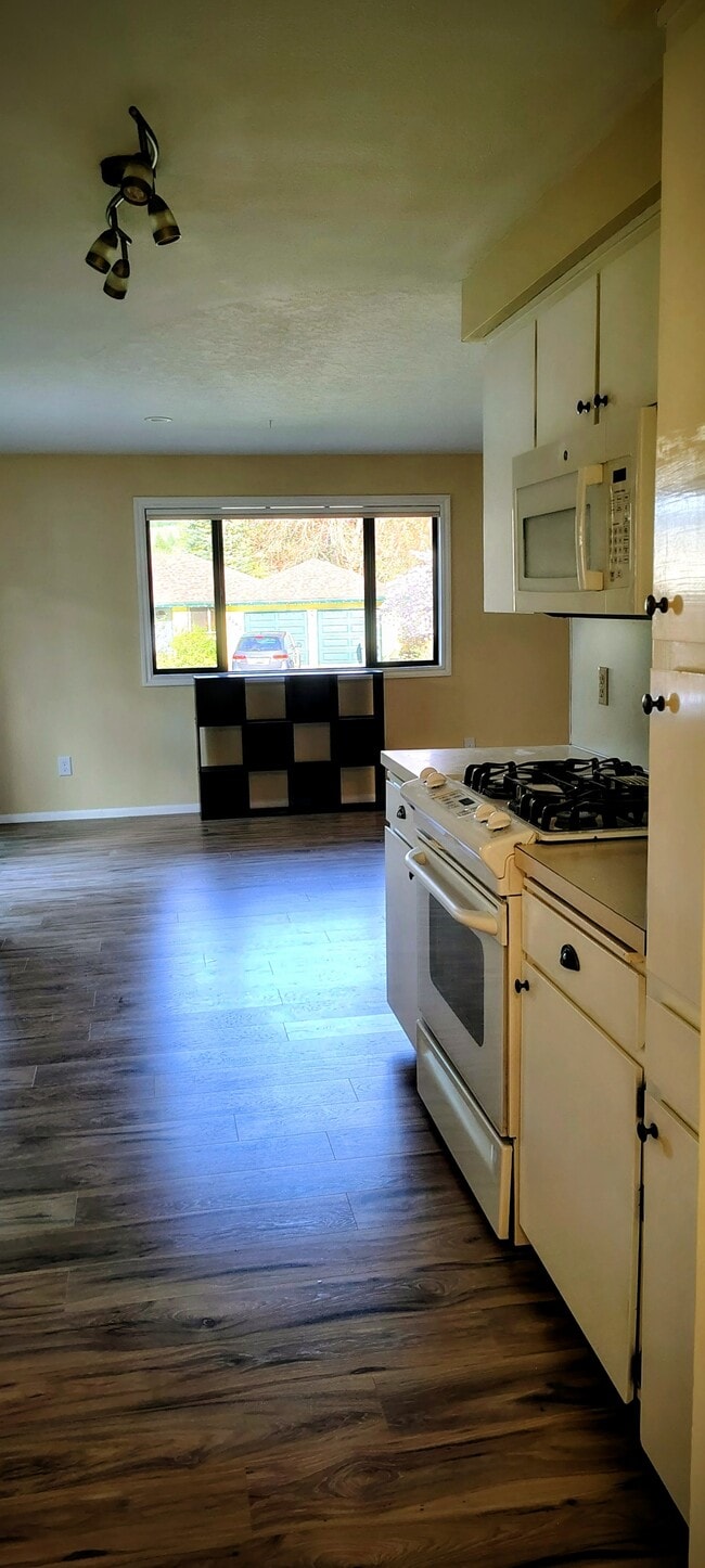 Foto del edificio - 3075 NW Manzanita Pl