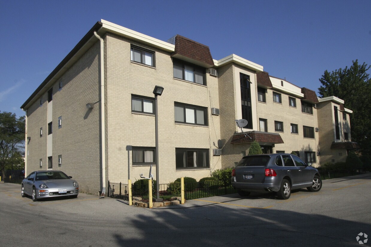 Foto del edificio - Brandy Court Condominium
