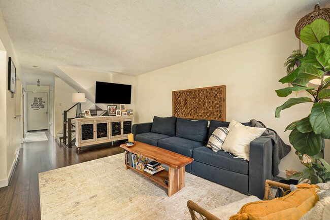 Building Photo - Beautiful modern and bright 2-bedroom town...
