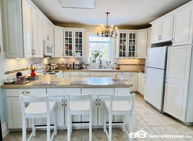 Building Photo - Available now 2 bed 1.5 bath home in Excelsior! Minnetonka Schools