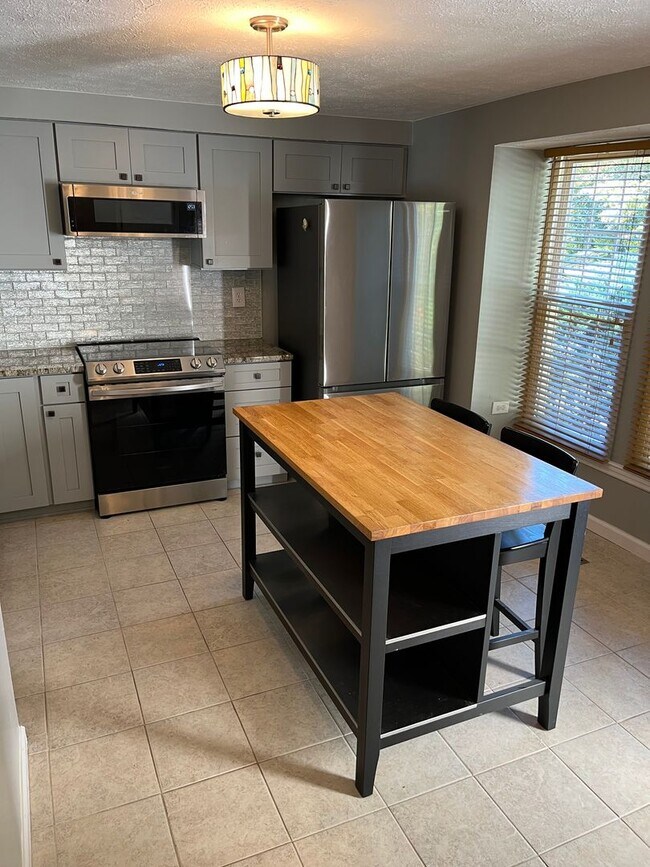 Foto del edificio - Beautiful 2 Bedrooms 2.5 Bathroom luxury 3 level Townhouse location in the Rockburn Commons Commu...