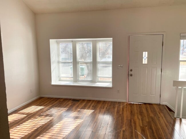 Building Photo - Newly renovated single family home for ren...