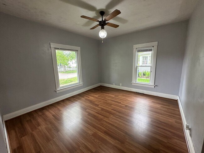 Building Photo - 2 bed, 1 bath home for rent in West Waterloo