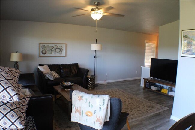 Building Photo - 4 Tilbury Ln