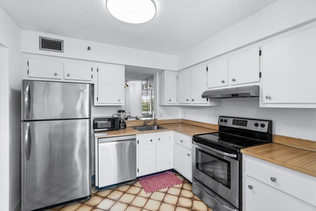 Building Photo - 14623 Bonaire Blvd