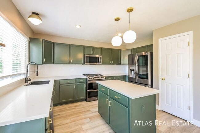 Building Photo - 5541 Spruce Ave