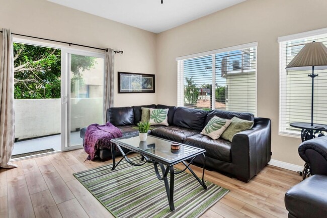 Building Photo - 366 Forward St