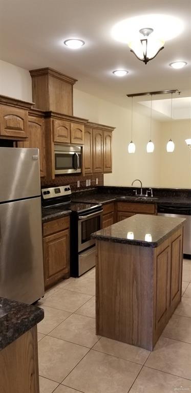 Building Photo - 15 Samgar St