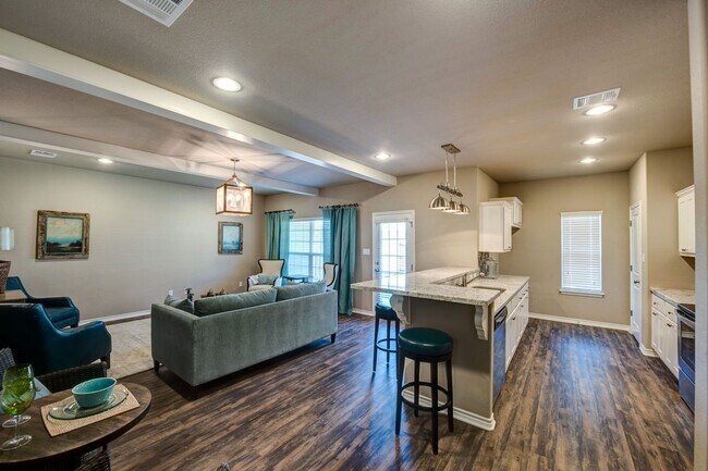 Foto del edificio - IMMEDIATE MOVE IN! The Best Townhome Commu...