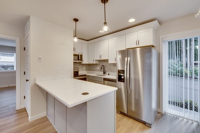 Foto del edificio - Brand New 1 Bedroom on Martha Lake!