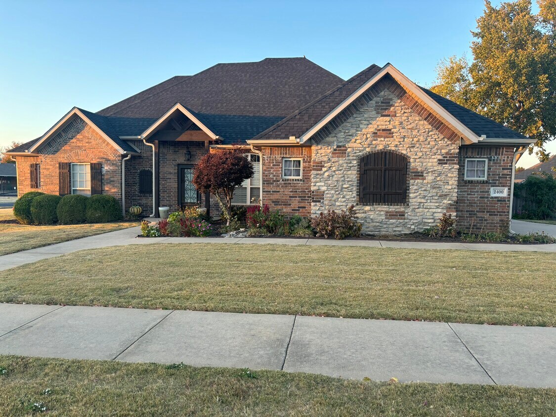 Foto principal - 2400 SW Chinquapin Ave