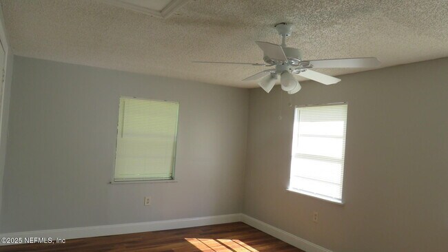 Foto del edificio - 5347 Baycrest Rd