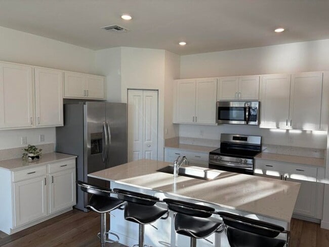 Foto del edificio - 4181 Lagoon Shore Dr