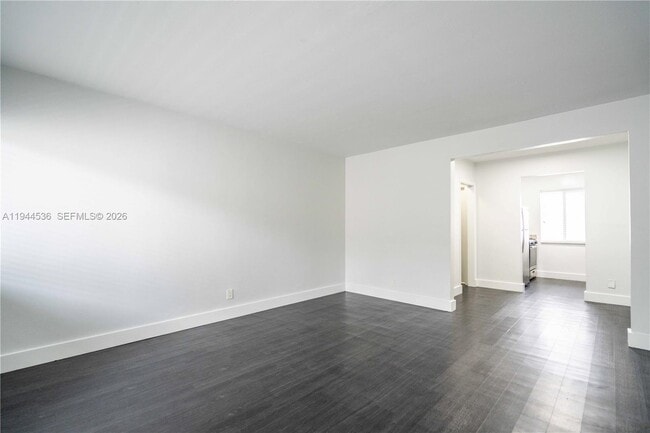 Foto del edificio - 7311 Byron Ave