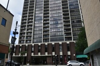 Building Photo - 1636 N Wells St