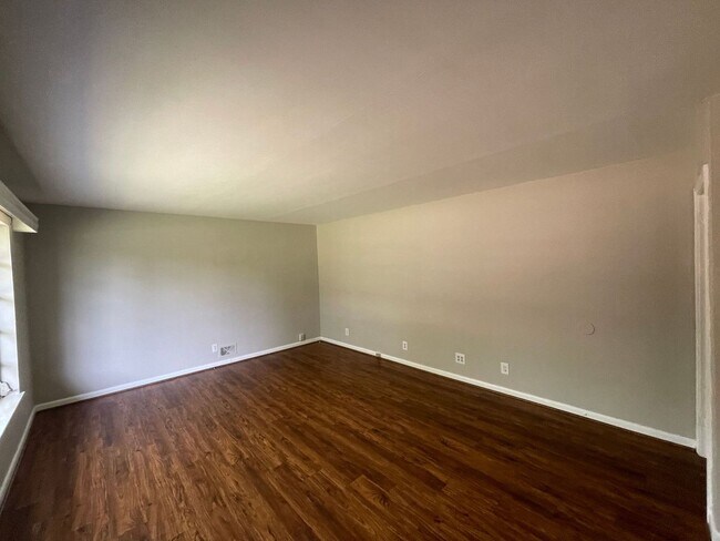 Building Photo - 3 bedroom 1.5 bath house available!   Large yard!