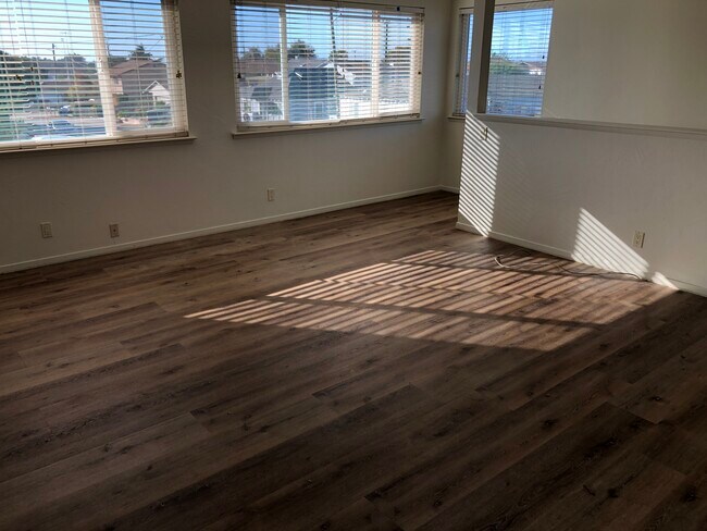 Building Photo - 2170 Seaview Ave