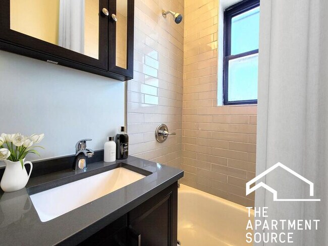Foto del edificio - 4851 N Damen Ave