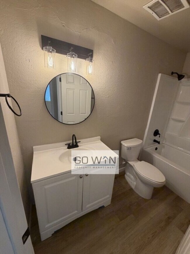 Foto del edificio - Roeser Tri-Plex