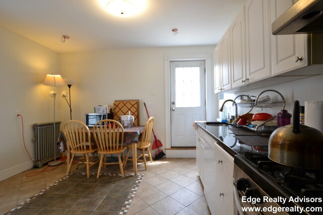 Building Photo - 272 Crescent St