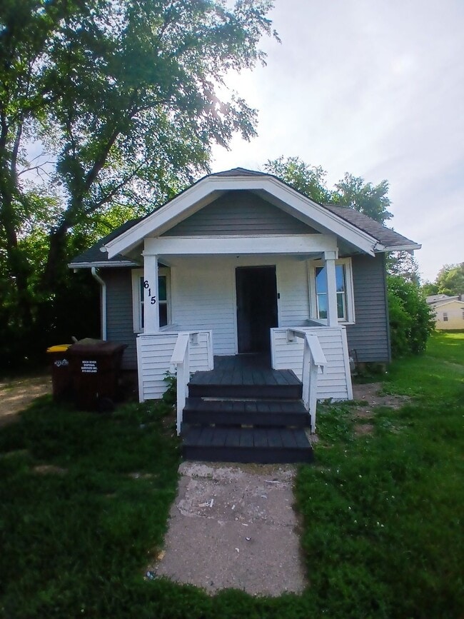 Building Photo - 615 Newport Ave