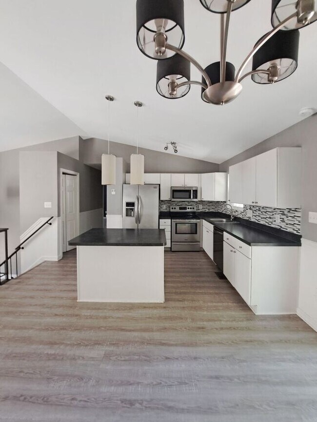 Building Photo - Newly Renovated Modern Interior SFH 2 Leve...