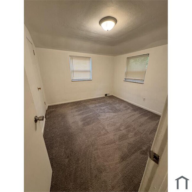 Small Bedroom - 816 Killarney Dr