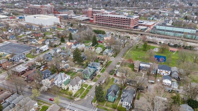 Building Photo - Single-family historic home in West Central with porch and private courtyard.