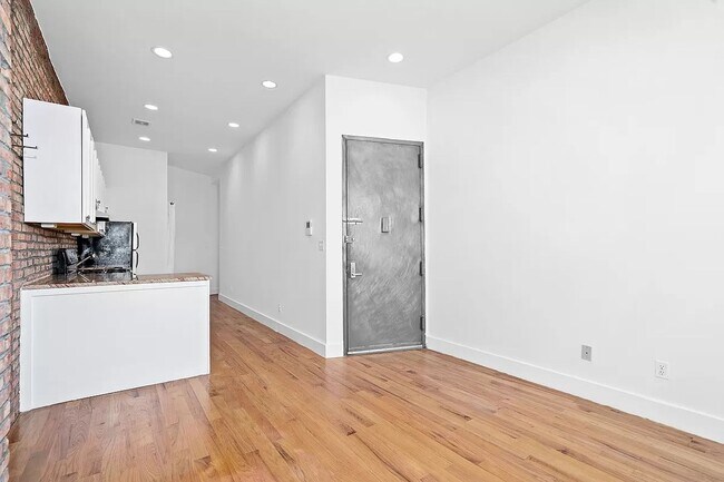 Building Photo - Charming 1Bed 1Bathroom