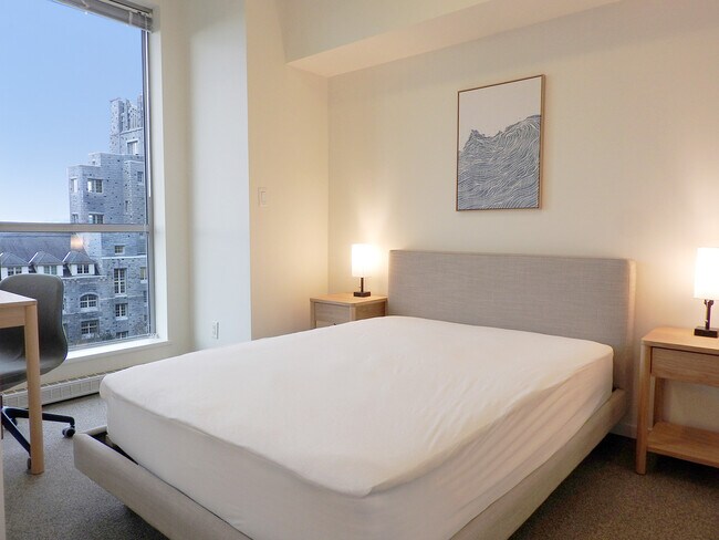 Photo du bâtiment - Furnished 2bd/2ba at UBC