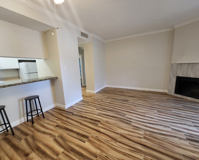 Building Photo - 7025 Holiday Dr