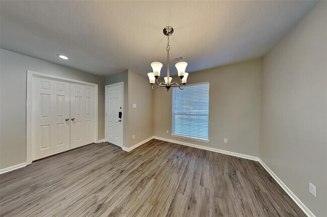 Foto del edificio - 6823 Woodland Oaks