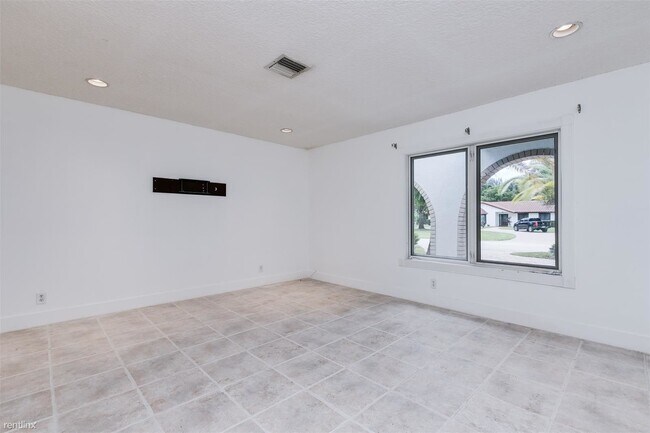 Foto del edificio - 4 br, 2 bath House - 4911 NW 76th Pl