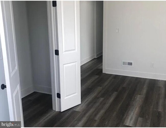 Building Photo - 2124 E Somerset St